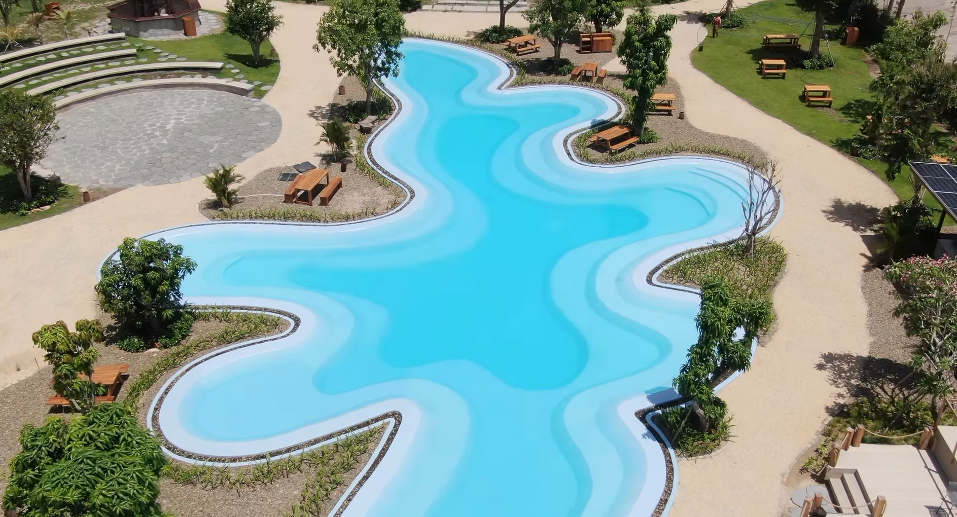 Dự án hồ bơi composite được thi công với kết cấu nguyên khối, khung thép chịu lực và lớp composite chất lượng cao, đảm bảo độ bền và an toàn lâu dài. Bề mặt hoàn thiện bằng đá Ynal Blue Stone hoặc Gel Coat chuyên dụng mang lại vẻ đẹp sang trọng và khả năng chống chịu vượt trội.