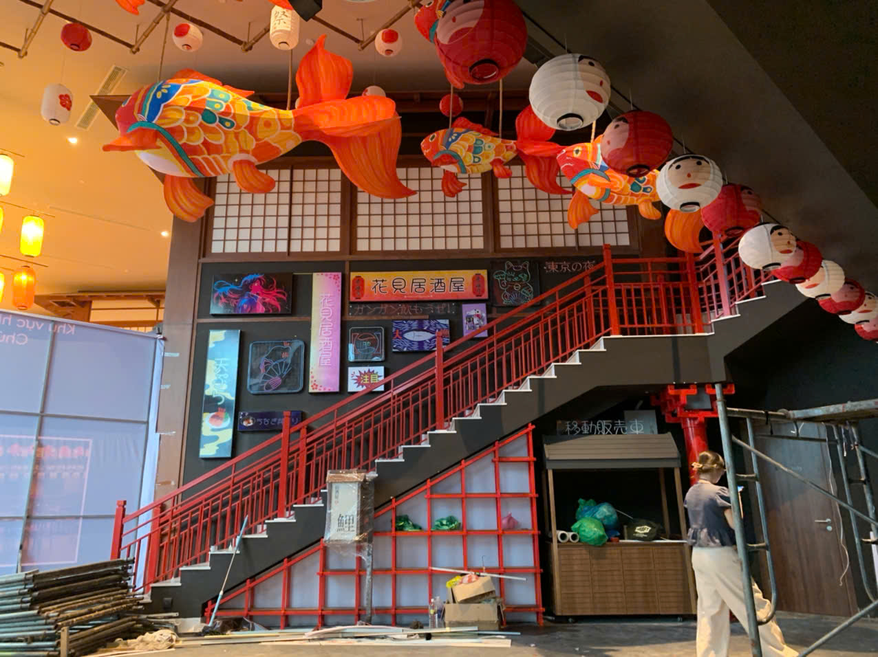 Đội ngũ Eko.art đã đảm nhận việc chế tác và lắp đặt hệ đèn lồng treo trần độc đáo tại nhà hàng Koi Izakaya.